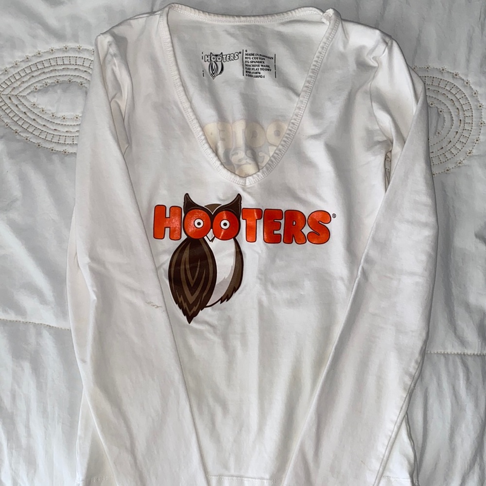 Hooters long sleeve white V-neck shirt